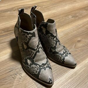 UNIVERSAL THREAD Snake Python Animal Print Ankle Heeled Boot Bootie Western 6.5